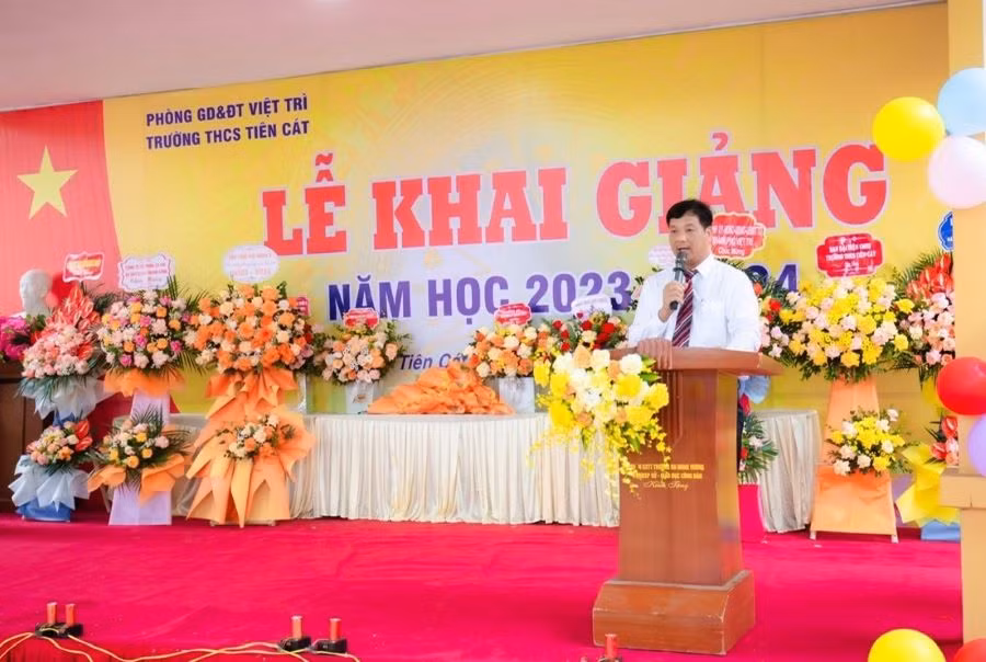 Thầy giáo Lưu Văn Bảy - Hiệu trưởng Trường THCS Tiên Cát.