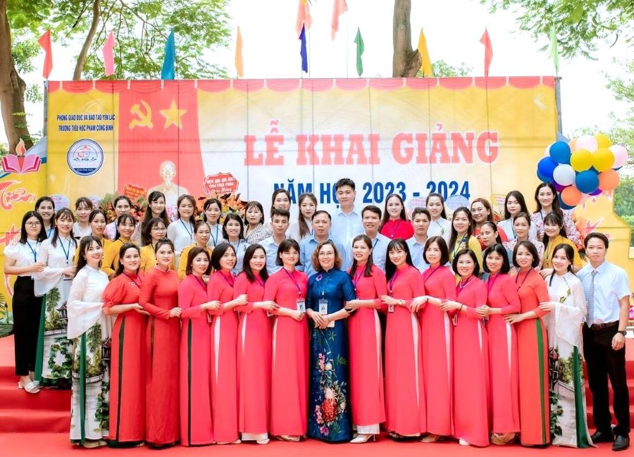 Tập thể cán bộ, giáo viên, nhân viên trường Tiểu học Phạm Công Bình.
