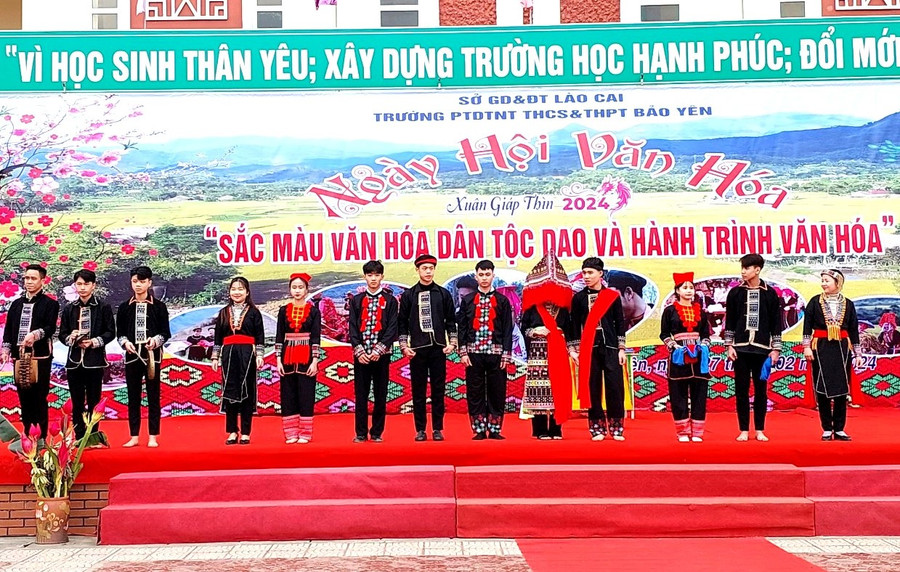 Màn tái hiện sinh động lễ cưới của người Dao. Màn tái hiện sinh động lễ cưới của người Dao.