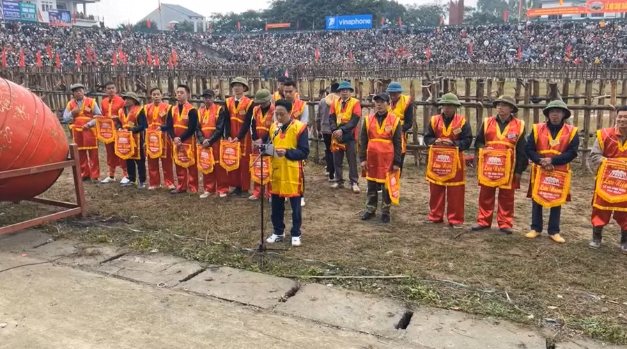 Ban tổ chức trao cờ lưu niệm cho các đơn vị có trâu tham gia lễ hội.