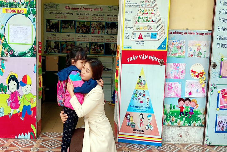 Trẻ thể hiện cảm xúc với cô giáo khi đến trường.