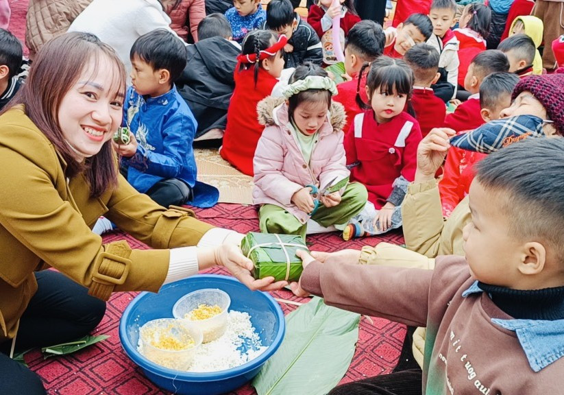 Cô và trẻ trải nghiệm gói bánh chưng. Cô và trẻ trải nghiệm gói bánh chưng.