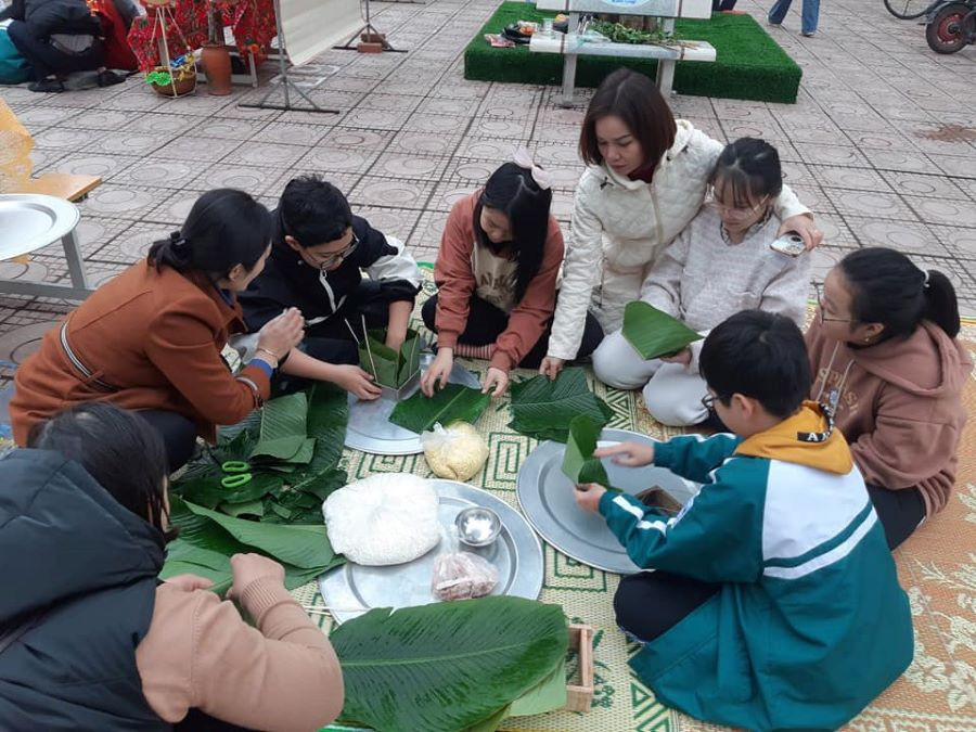 Học sinh nhà trường trải nghiệm gói bánh chưng tại chương trình ngoại khóa "Vui tết cổ truyền Giáp Thìn - 2024". Học sinh nhà trường trải nghiệm gói bánh chưng tại chương trình ngoại khóa "Vui tết cổ truyền Giáp Thìn - 2024".