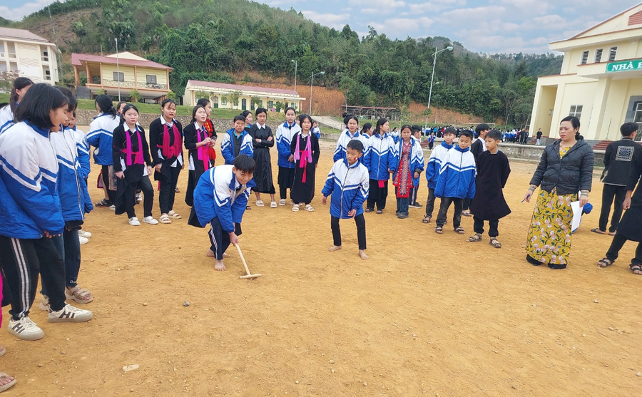 Trò chơi đánh khăng được các nam học sinh tham gia tích cực. Trò chơi đánh khăng được các nam học sinh tham gia tích cực.