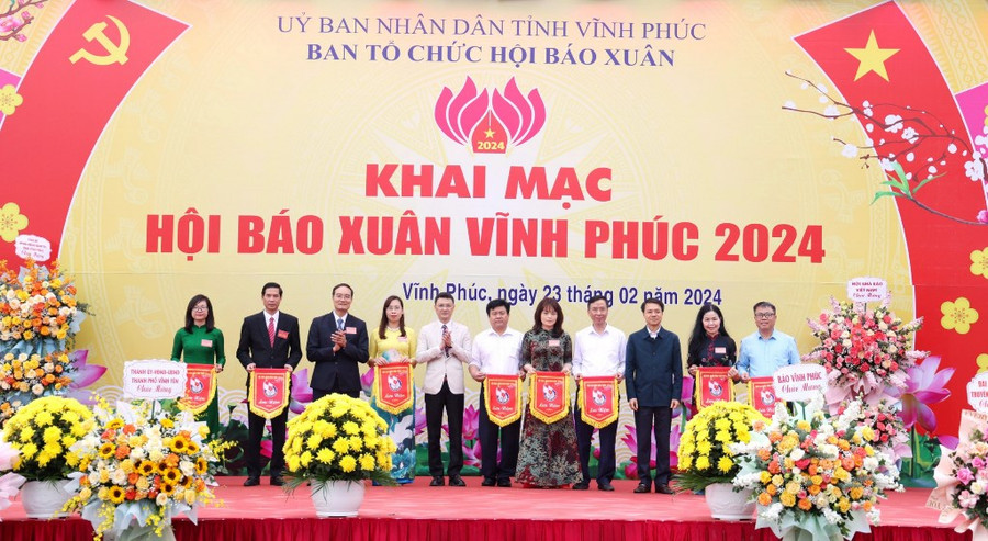 Ban tổ chức trao cờ lưu niệm cho các đơn vị tham gia Hội Báo xuân.
