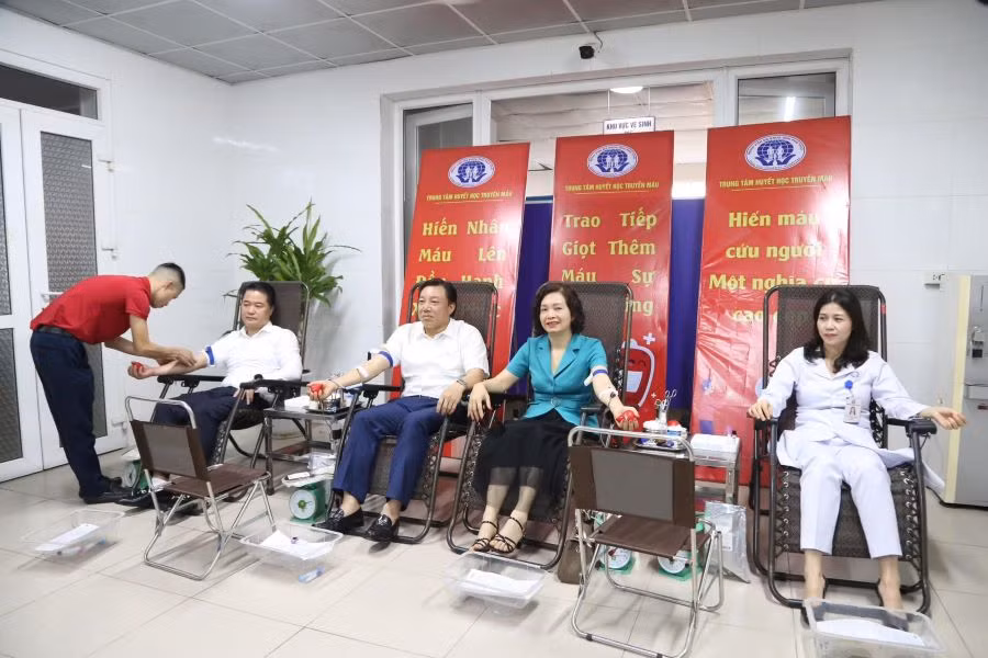 PGS TS BS Nguyễn Huy Ngọc, Giám đốc Sở Y tế tỉnh Phú Thọ (thứ 3 từ phải sang) cùng lãnh đạo và nhân viên y tế Bệnh viện đa khoa tỉnh Phú Thọ hiến máu tại chương trình “Giọt hồng blouse trắng đất Tổ năm 2024”.