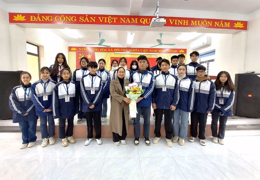 Đảng viên Quàng Tiến Đạt chụp ảnh lưu niệm với 21 bí thư chi đoàn.