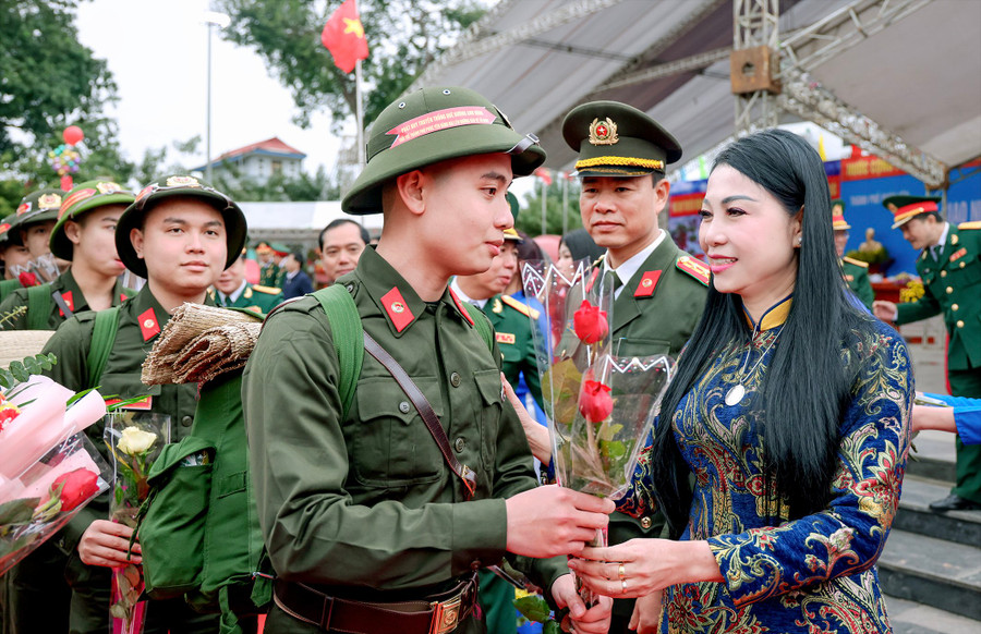 Bí thư Tỉnh ủy Vĩnh Phúc Hoàng Thị Thúy Lan tặng hoa chúc mừng tân binh lên đường nhập ngũ. Bí thư Tỉnh ủy Vĩnh Phúc Hoàng Thị Thúy Lan tặng hoa chúc mừng tân binh lên đường nhập ngũ.