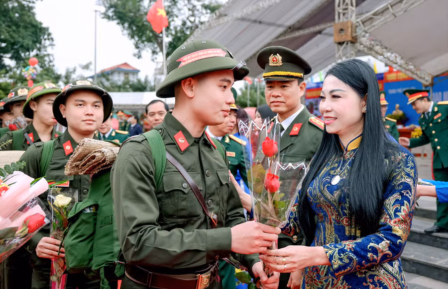 Bí thư Tỉnh ủy Vĩnh Phúc Hoàng Thị Thúy Lan tặng hoa chúc mừng tân binh lên đường nhập ngũ.