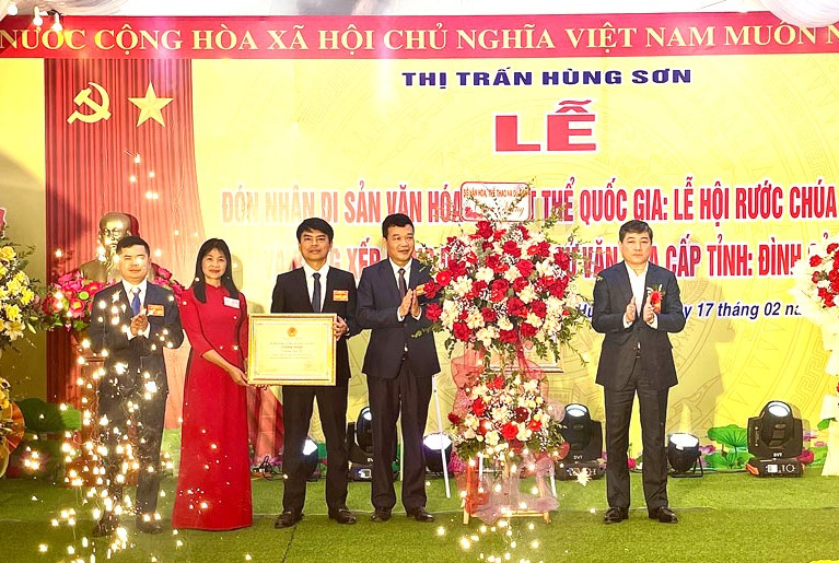 Lãnh đạo Sở Văn hóa, Thể thao và Du lịch tỉnh Phú Thọ (bên phải) trao Chứng nhận Lễ hội rước Chúa gái là Di sản văn hoá phi vật thể Quốc gia cho đại diện lãnh đạo thị trấn Hùng Sơn, huyện Lâm Thao. Lãnh đạo Sở Văn hóa, Thể thao và Du lịch tỉnh Phú Thọ (bên phải) trao Chứng nhận Lễ hội rước Chúa gái là Di sản văn hoá phi vật thể Quốc gia cho đại diện lãnh đạo thị trấn Hùng Sơn, huyện Lâm Thao.