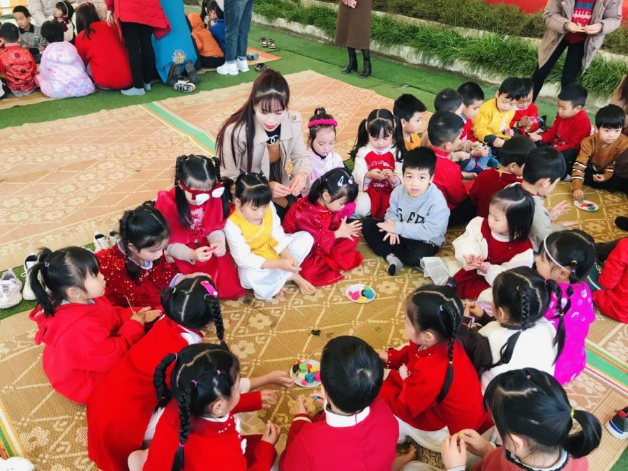 Trẻ trải nghiệm nặn Tò he. Trẻ trải nghiệm nặn Tò he.