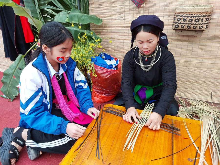 Phụ huynh học sinh cũng có mặt để hướng dẫn các em học sinh. Phụ huynh học sinh cũng có mặt để hướng dẫn các em học sinh.