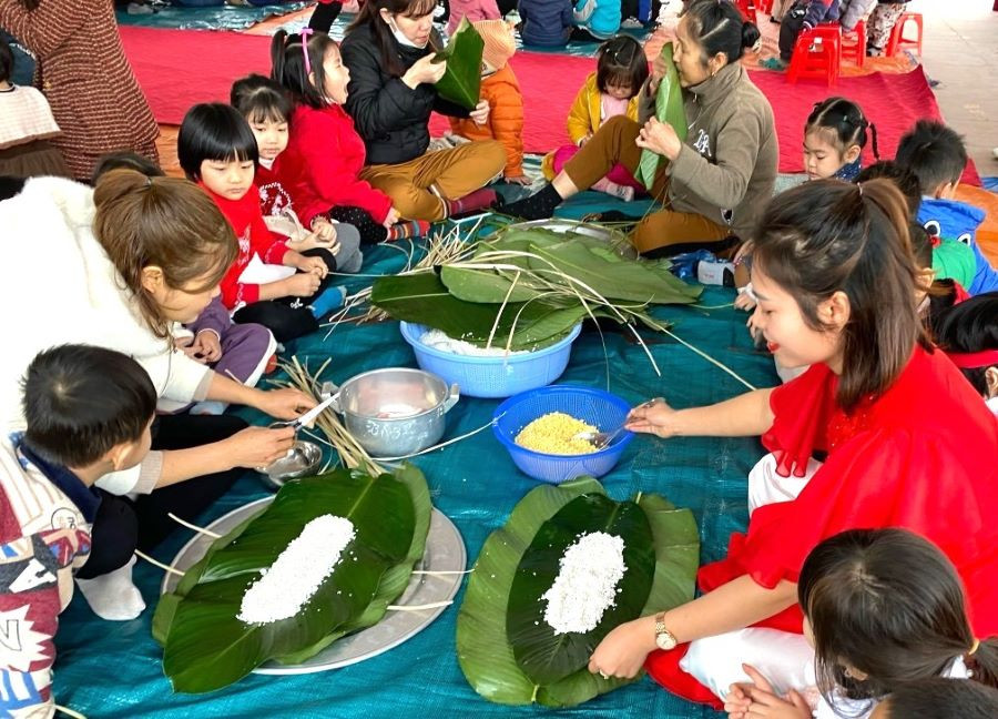 Trẻ được trải nghiệm xem gói bánh chưng tại trường Mầm non Hoa Hồng.