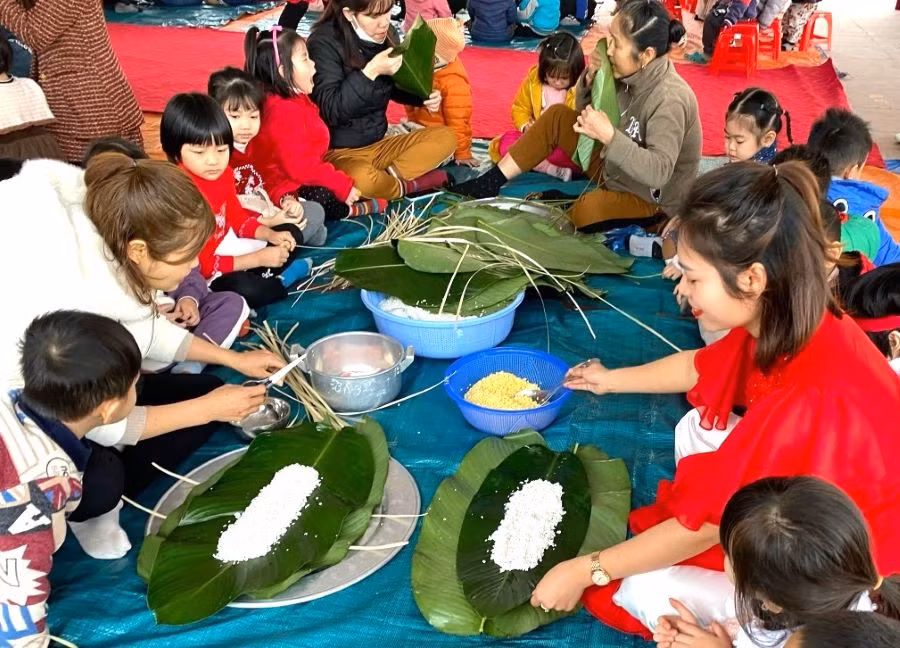 Trẻ được trải nghiệm xem gói bánh chưng tại trường Mầm non Hoa Hồng.