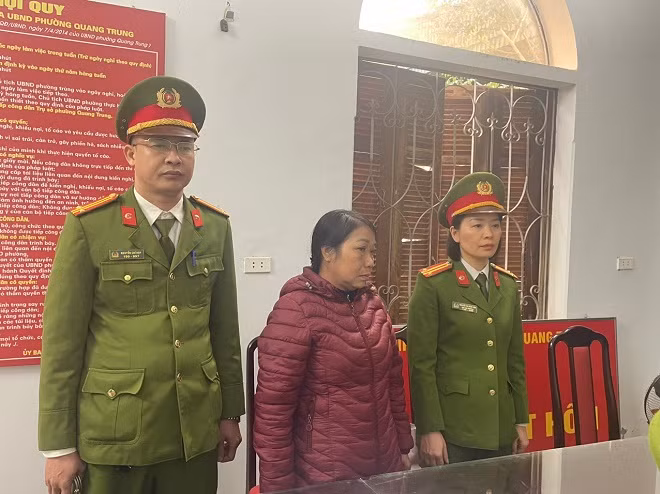 Công an Hà Giang thi hành lệnh bắt đối với Nguyễn Thị Hoà. Ảnh: Hà Toản
