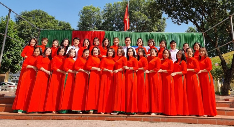 Tập thể cán bộ, giáo viên nhà trường Tập thể cán bộ, giáo viên nhà trường