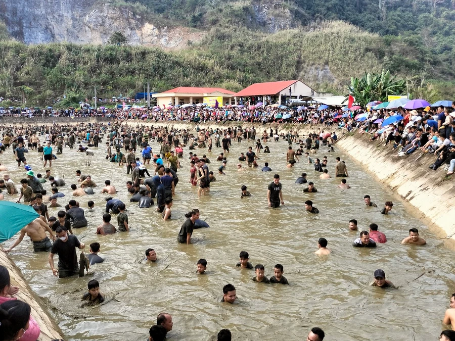 Người dân hồ hởi xuống hồ tham gia bắt cá.