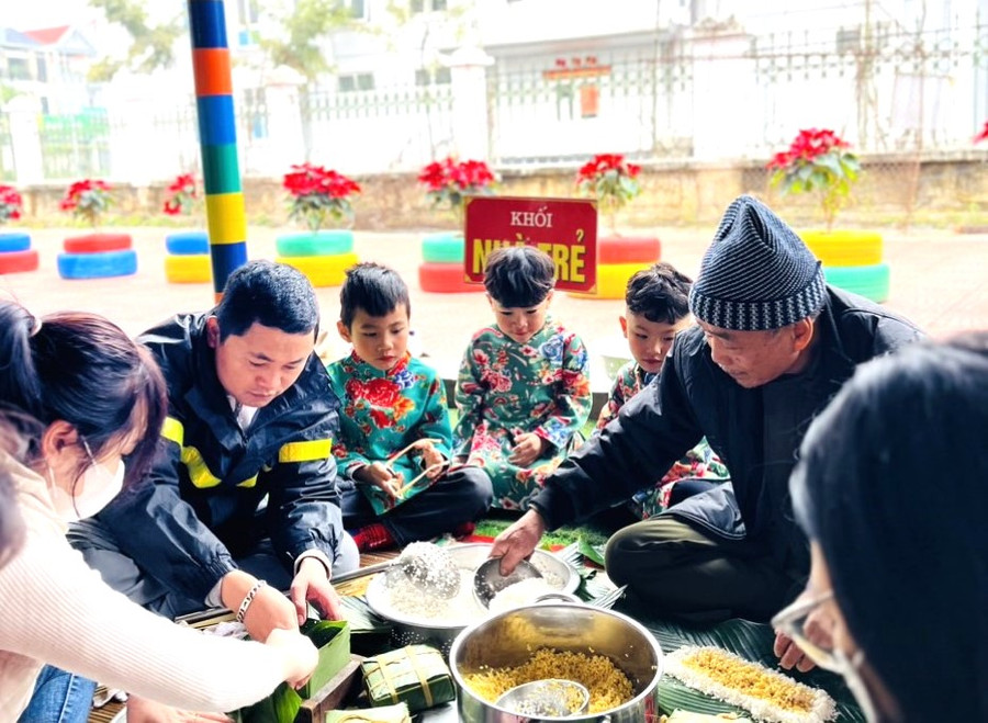 Trẻ được trải nghiệm gói bánh chưng. Trẻ được trải nghiệm gói bánh chưng.