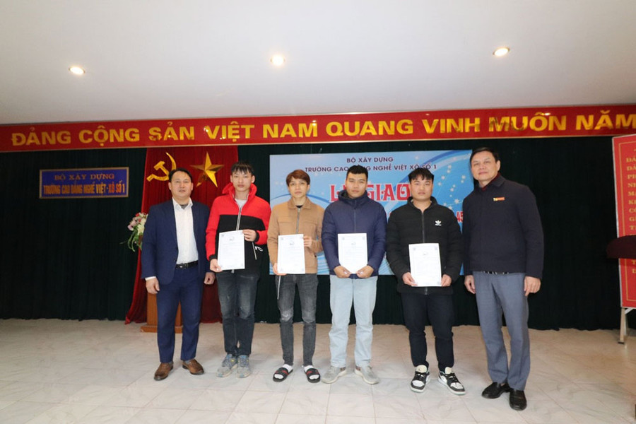 Thầy Ngô Trọng Tuyến, thầy Phan Trung Kiên giao các Chuyên đề khóa luận tốt nghiệp cho sinh viên. Thầy Ngô Trọng Tuyến, thầy Phan Trung Kiên giao các Chuyên đề khóa luận tốt nghiệp cho sinh viên.