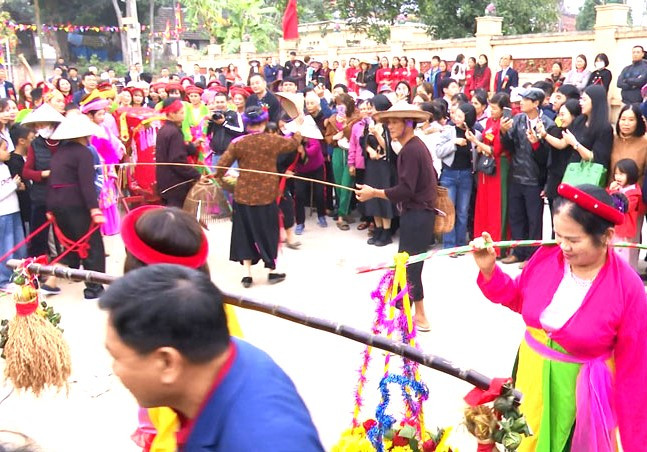 Trình diễn bách nghệ khôi hài tại Lễ hội Rước Chúa gái. Trình diễn bách nghệ khôi hài tại Lễ hội Rước Chúa gái.