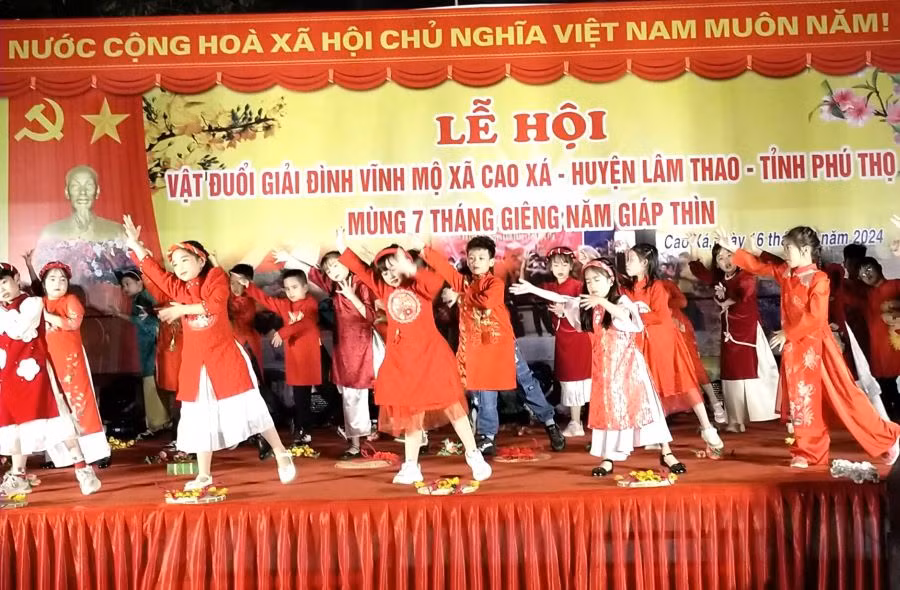 Các em học sinh trường Tiểu học Cao Xá giao lưu văn nghệ tại Lễ hội vật đuổi giải Đình Vĩnh Mộ.