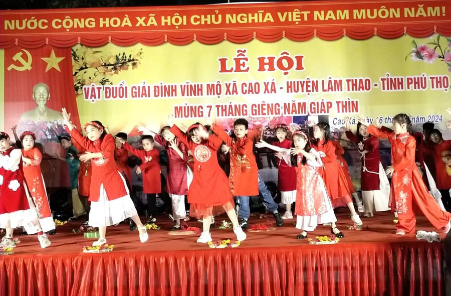 Các em học sinh trường Tiểu học Cao Xá giao lưu văn nghệ tại Lễ hội vật đuổi giải Đình Vĩnh Mộ. Các em học sinh trường Tiểu học Cao Xá giao lưu văn nghệ tại Lễ hội vật đuổi giải Đình Vĩnh Mộ.
