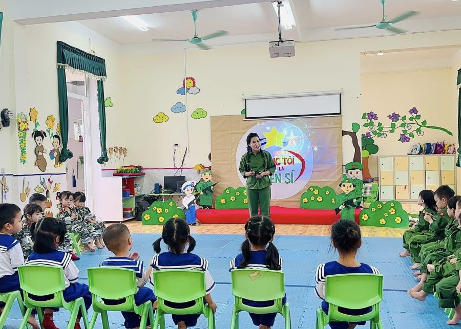 Trẻ tham gia hoạt động ngoại khóa "Chúng tôi là chiến sĩ". Trẻ tham gia hoạt động ngoại khóa "Chúng tôi là chiến sĩ".