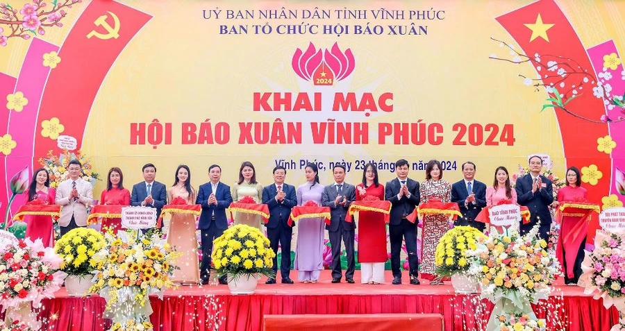 Đại biểu cắt băng khai mạc Hội Báo xuân Vĩnh Phúc 2024.