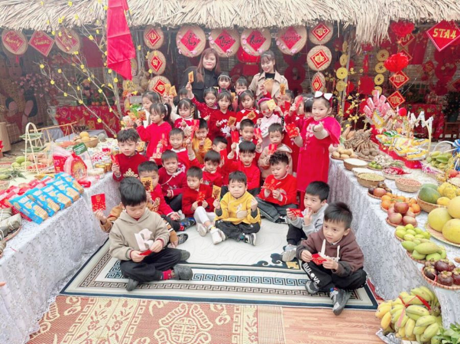 Các trại trưng bày, giới thiệu nhiều nông sản địa phương. Các trại trưng bày, giới thiệu nhiều nông sản địa phương.