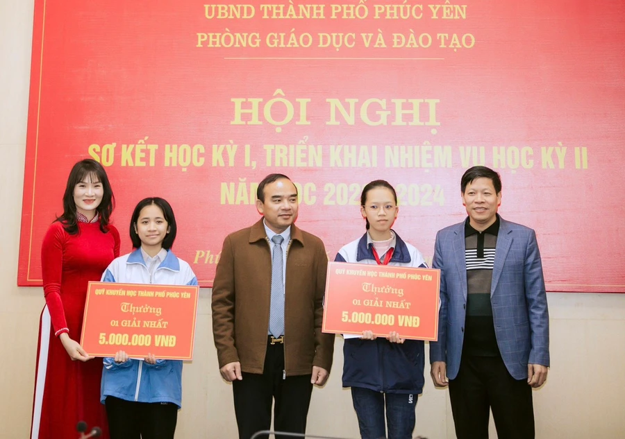 Lãnh đạo thành phố và Phòng GD&ĐT Phúc Yên khen thưởng cô và trò đạt thành tích cao trong kỳ thi HSG lớp 9 cấp tỉnh năm học 2023-2024.