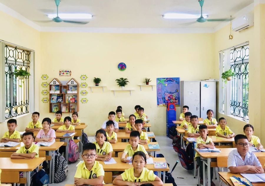 Lớp học trường Tiểu học Phạm Công Bình khang trang, sạch đẹp.