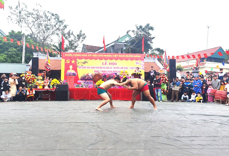 Các đô vật hăng say thi đấu. Các đô vật hăng say thi đấu.