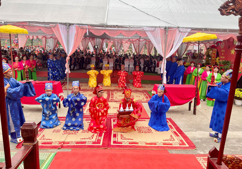 Các cụ cao niên tế lễ tại Đình Cả. Các cụ cao niên tế lễ tại Đình Cả.