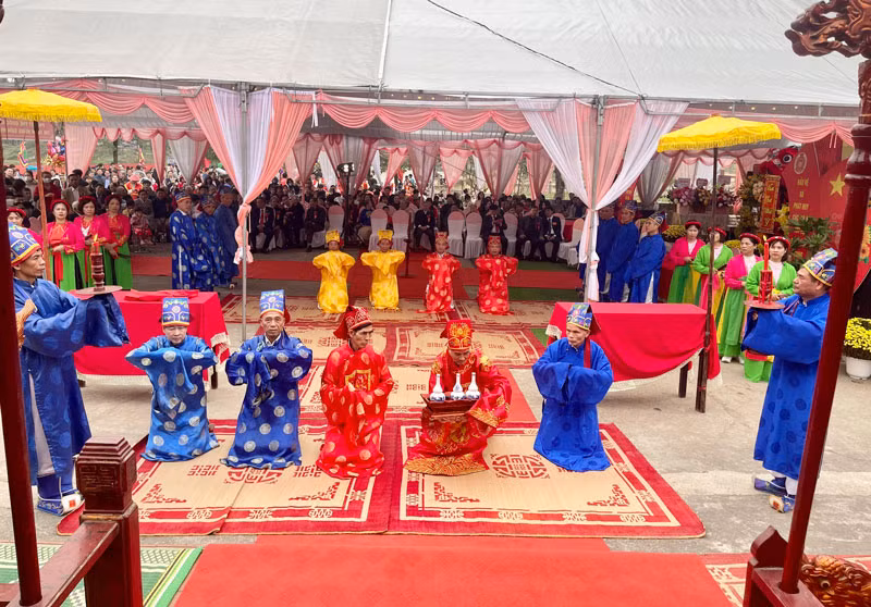 Các cụ cao niên tế lễ tại Đình Cả.