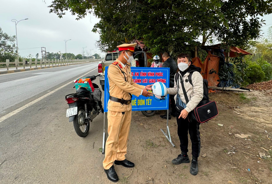 Chiếc mũ mới được lực lượng CSGT tặng người đi đường.