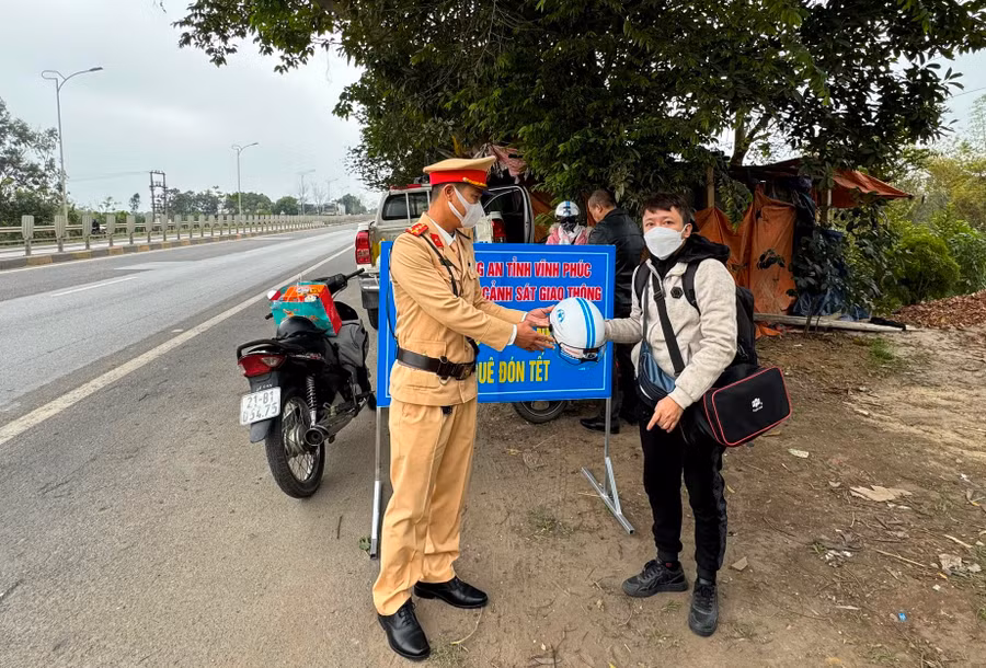 Chiếc mũ mới được lực lượng CSGT tặng người đi đường.