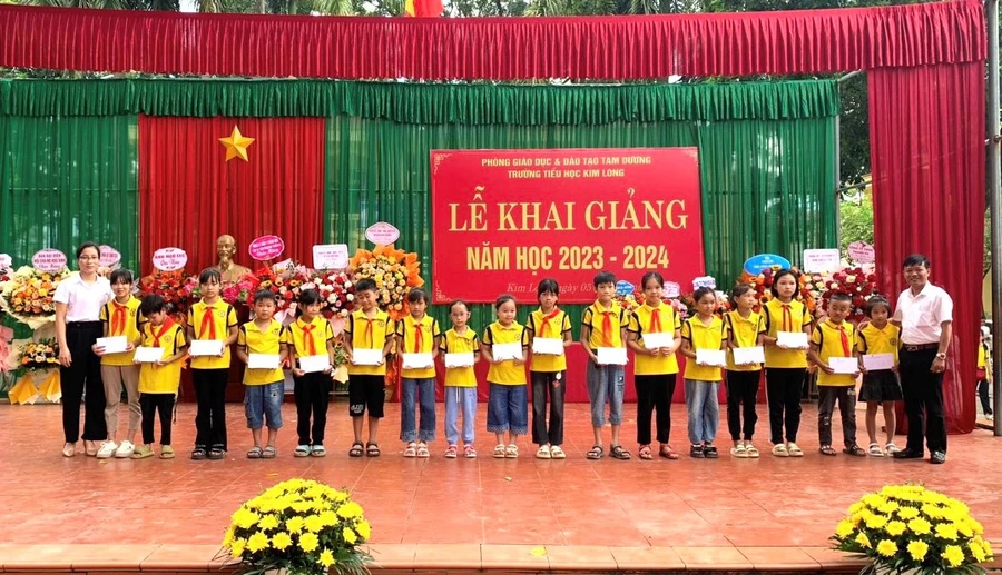 Khen thưởng học sinh nhân dịp khai giảng năm học mới