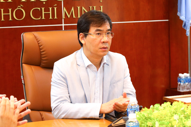 TS Lê Trường Sơn, Hiệu trưởng Trường Đại học Luật TPHCM chúc mừng hai đội thi. Ảnh: NTCC TS Lê Trường Sơn, Hiệu trưởng Trường Đại học Luật TPHCM chúc mừng hai đội thi. Ảnh: NTCC