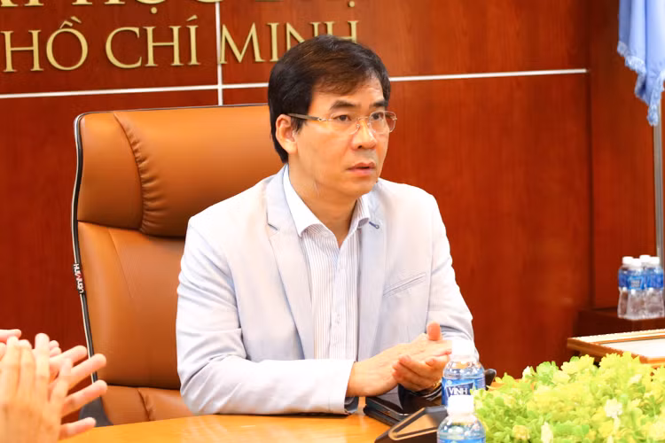 TS Lê Trường Sơn, Hiệu trưởng Trường Đại học Luật TPHCM chúc mừng hai đội thi. Ảnh: NTCC