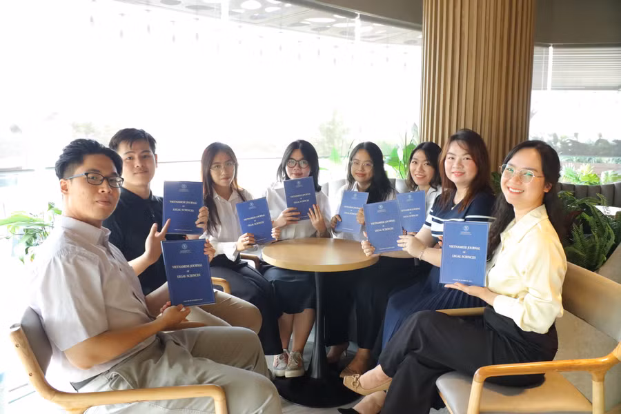 Hai đội thi của Trường Đại học Luật TPHCM. Ảnh: NTCC