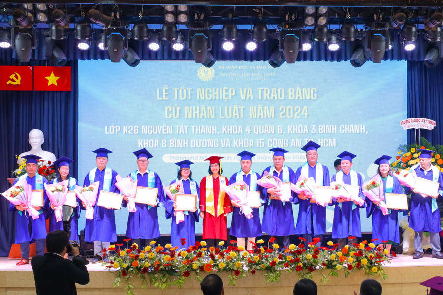 Các tân cử nhân nhận bằng tốt nghiệp. Ảnh: NTCC