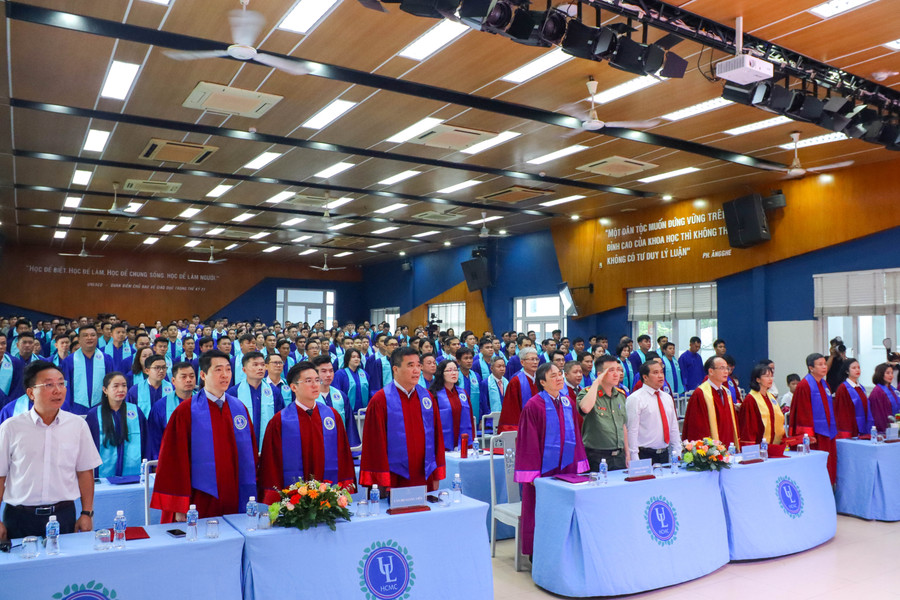Lễ tốt nghiệp và trao bằng cử nhân luật năm 2024 cho 263 học viên hệ vừa học vừa làm của Trường Đại học Luật TPHCM. Ảnh: NTCC