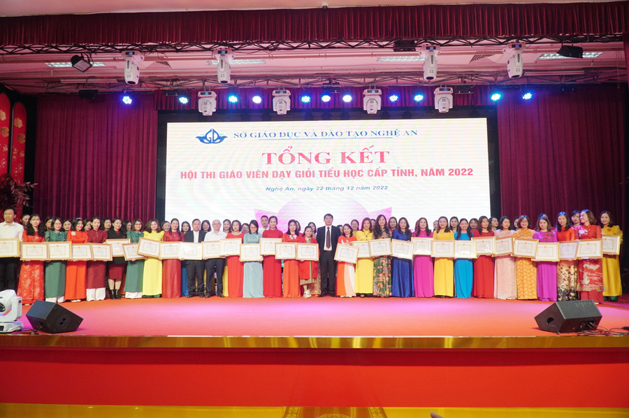 Ban tổ chức trao Giấy khen của Giám đốc Sở GD&amp;ĐT Nghệ An cho các thí sinh đạt thành tích cao tại hội thi.