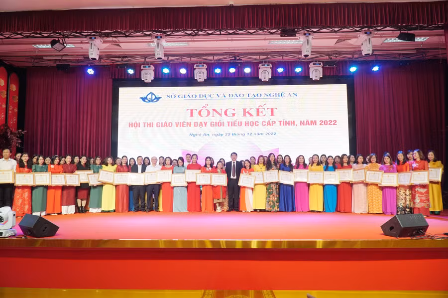 Ban tổ chức trao Giấy khen của Giám đốc Sở GD&amp;ĐT Nghệ An cho các thí sinh đạt thành tích cao tại hội thi.
