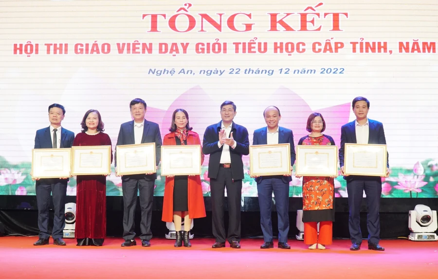 Giám đốc Sở GD&ĐT Nghệ An khen thưởng cho các tập thể đạt thành tích xuất sắc tại Hội thi giáo viên dạy giỏi tiểu học cấp tỉnh năm 2022.