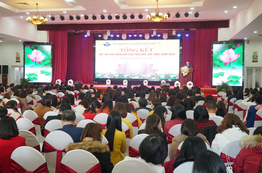 Hội thi giáo viên dạy giỏi tiểu học tỉnh Nghệ An có hơn 400 giáo viên dự thi ở cả miền núi lẫn đồng bằng, thành thị, trong đó có hơn 30 thầy cô là người dân tộc thiểu số.