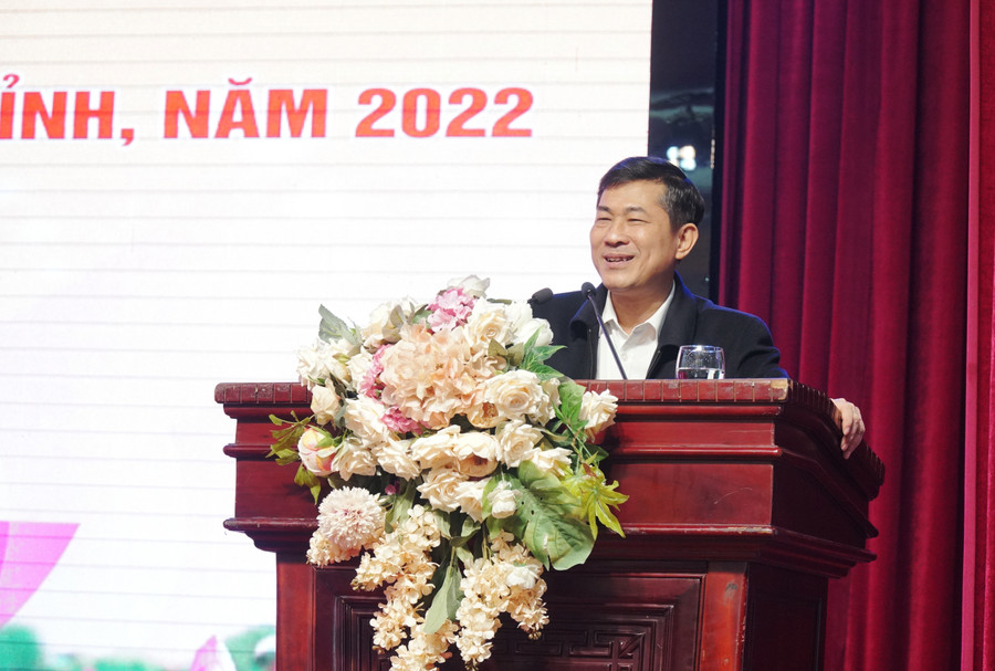 Ông Thái Văn Thành - Giám đốc Sở GD&ĐT Nghệ An chúc mừng 397 giáo viên được công nhận tại hội thi, đánh giá cao tài năng, tâm huyết, sáng tạo của các thầy cô trong dạy học.