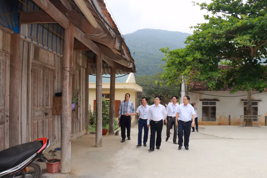 Kỳ Sơn là huyện miền núi cao khó khăn của Nghệ An, còn nhiều điểm trường lẻ, phòng học chưa kiên cố