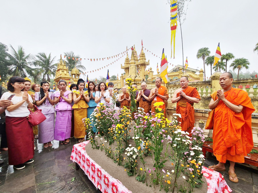 Người Khmer dù bận đến đâu thì tết đến cũng phải đi chùa, đặc biệt là tham gia đắp núi cát, cắm hoa. Họ coi đây là hành động tưởng nhớ tổ tiên. Vì thế, người Khmer rất hăng hái đắp núi cát, để mong Đức Phật ban phước lành, vừa là tích đức để cuộc sống hiện tại được tốt đẹp hơn.