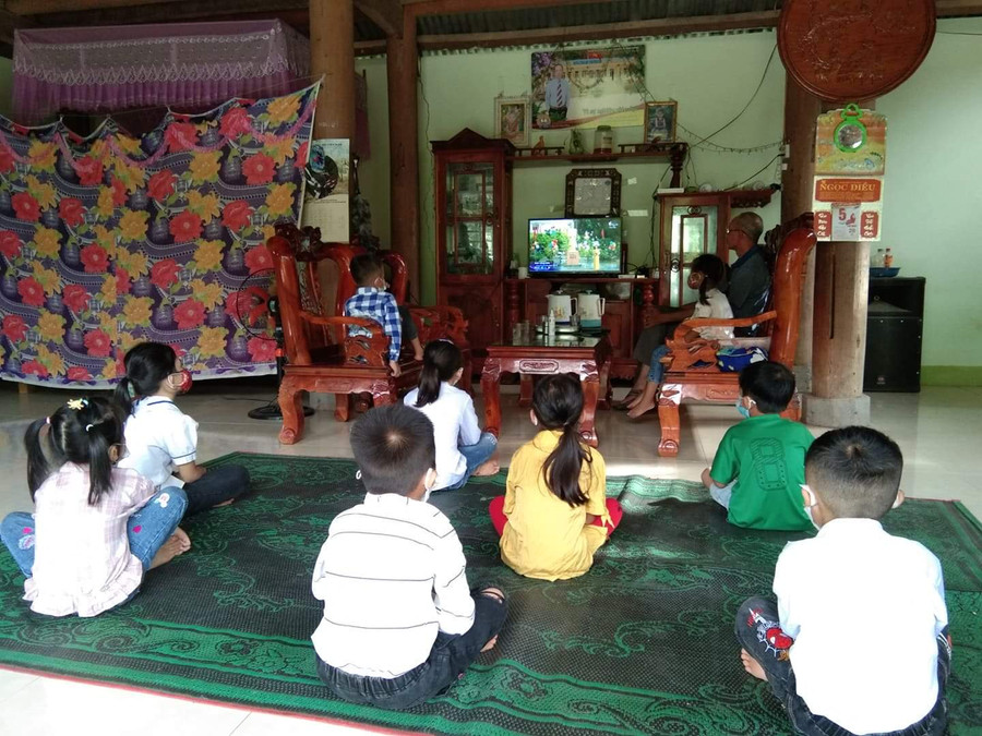 Nhà của già làng, trưởng bản cũng là điểm khai giảng thực hiện giãn cách của học trò vùng sâu, vùng xa Nghệ An